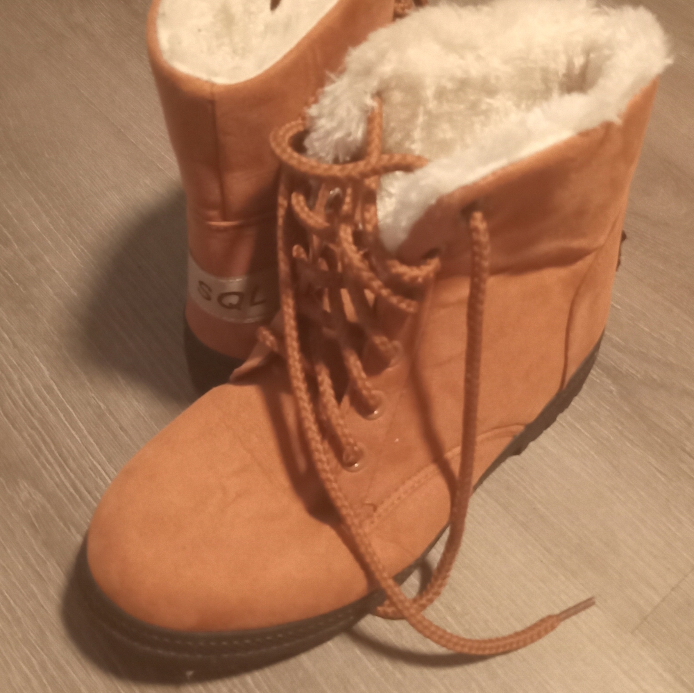 Women's SQL Faux Suede Winter Boot Size 6